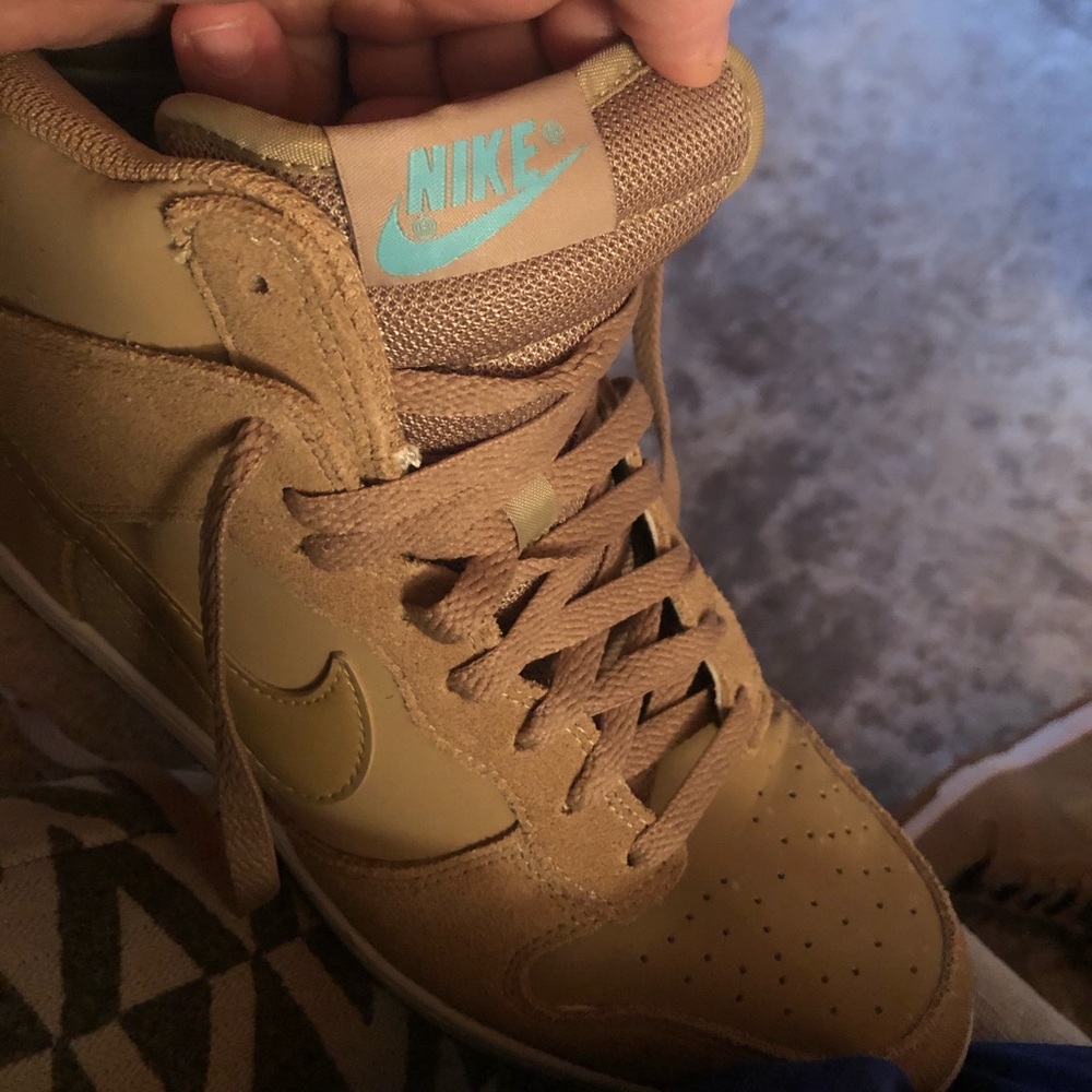 Great condition Nike Woman’s wedges size 10.
